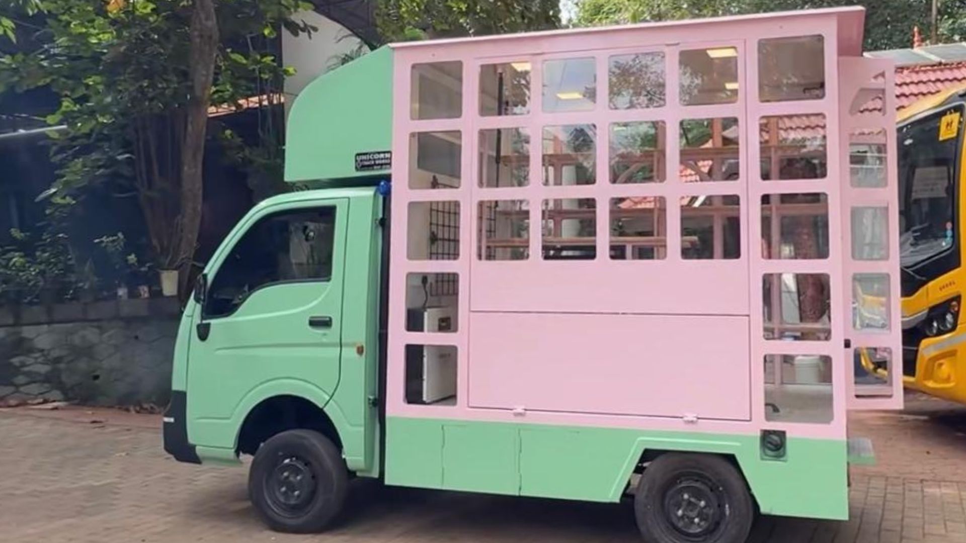 DISPLAY VAN